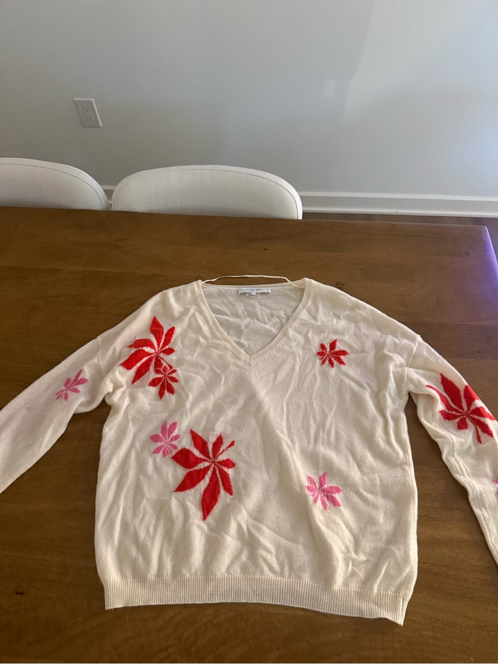 Gerard Darrel 100% Cashmere Cream V-Neck Sweater with Red & Pink Floral Motif